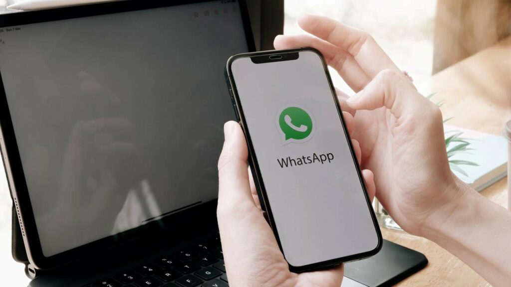 Aprenda a colocar imagem de fundo na conversa do WhatsApp usando IA e personalize seus chats de forma simples