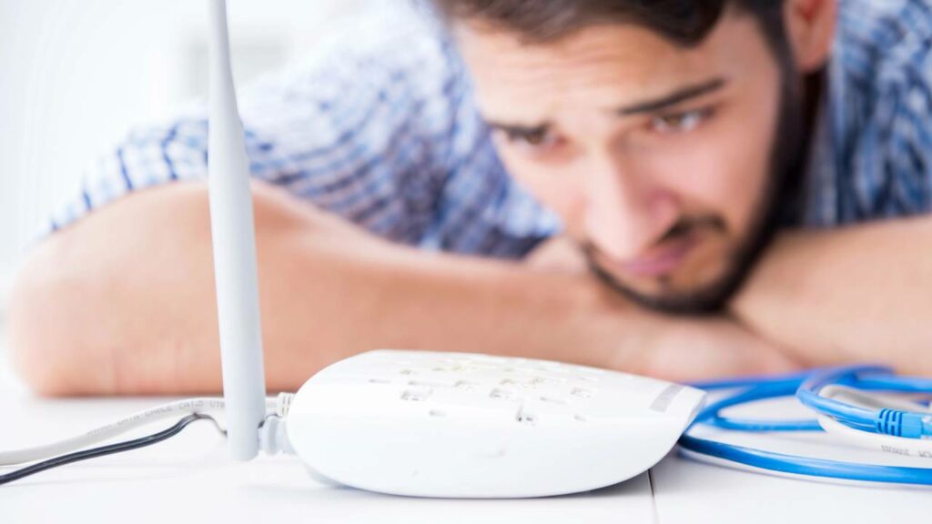 Por que a internet fica lenta mesmo com plano rápido e poucos dispositivos conectados