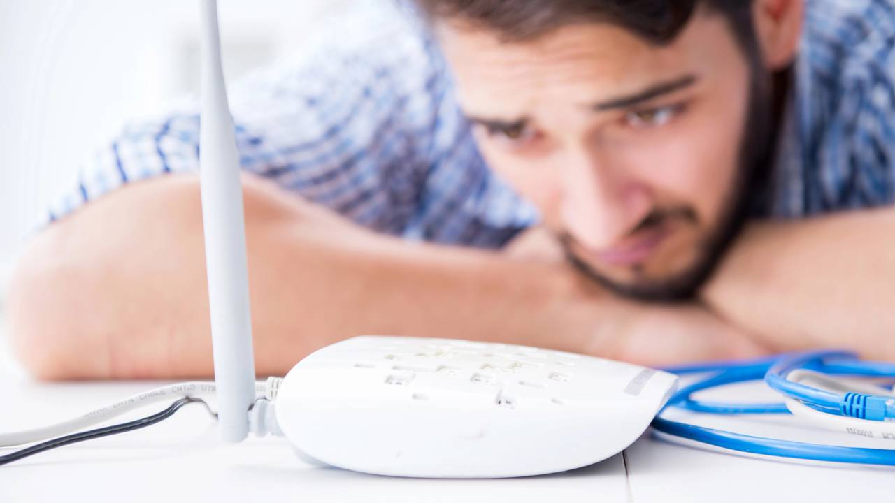 Por que a internet fica lenta mesmo com plano rápido e poucos dispositivos conectados