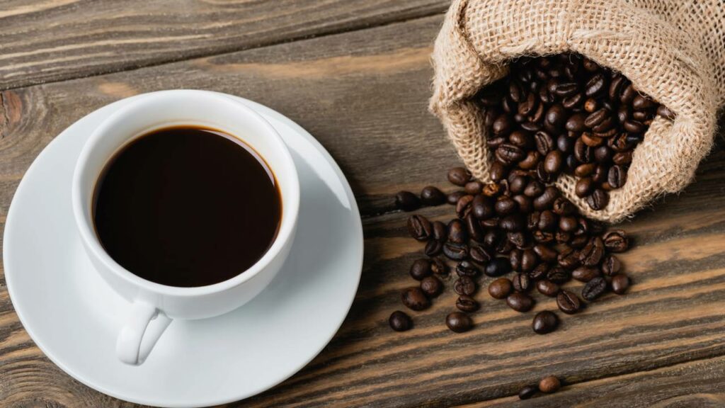 Café puro faz bem ou mal? O que muda ao cortar o açúcar da xícara