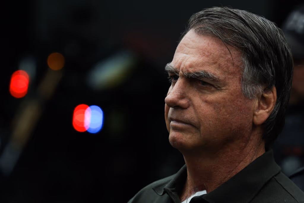 Bolsonaro pede que ex-ministro de Minas e Energia passe a integrar sua defesa