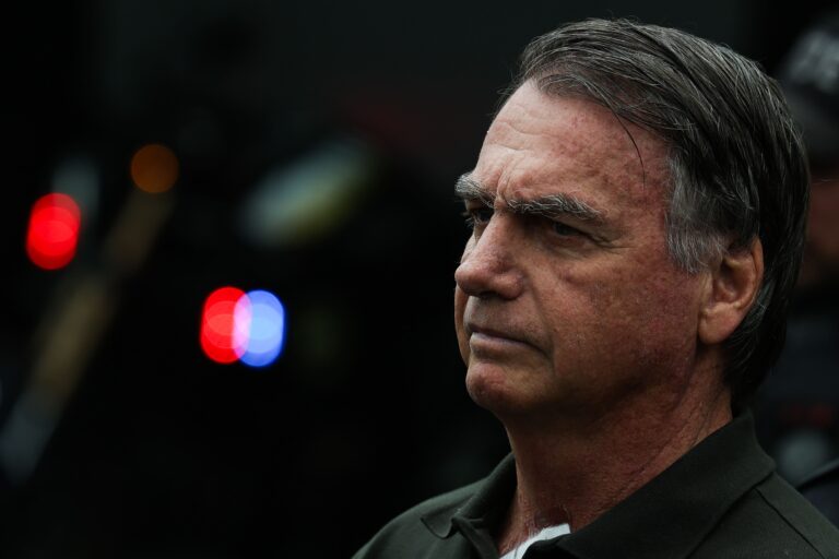 PT pede que Bolsonaro volte à prisão