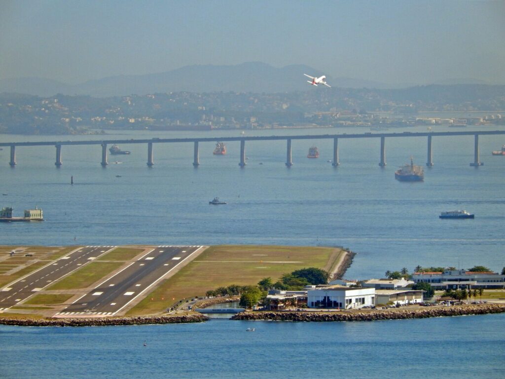 Visão do aeroporto Santos Dummont, com a ponte Rio-Niterói ao fundo - Por Rubi Rolf / Wikimedia Commons