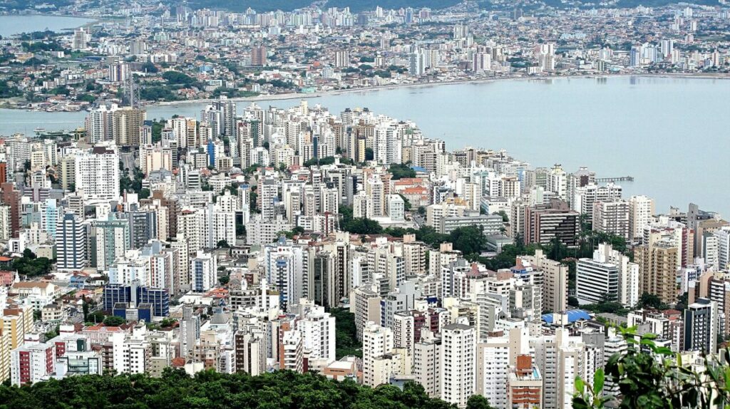 A cidade conta com grande infraestrutura e facilidades de acesso - Por Francisco Anzola / Wikimedia Commons