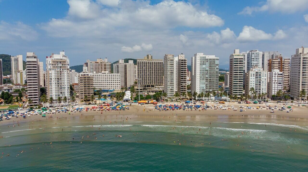 Feriado de 15 de janeiro em Guarujá altera a rotina da cidade em pleno verão