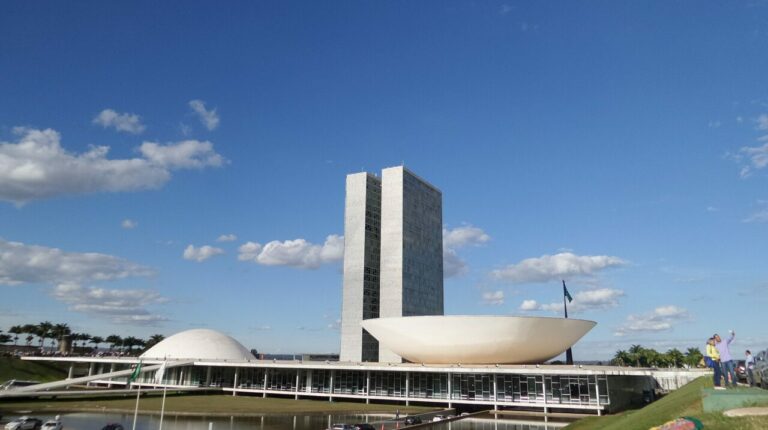 “Que se explodam!”. É o recado de Brasília aos brasileiros