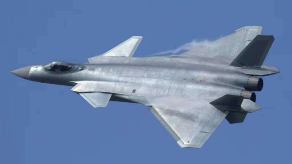Novo teste do caça J-35 no porta-aviões Fujian revela salto tecnológico da China