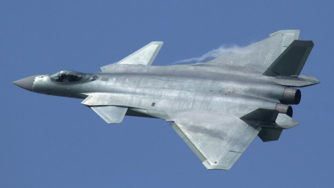 Novo teste do caça J-35 no porta-aviões Fujian revela salto tecnológico da China
