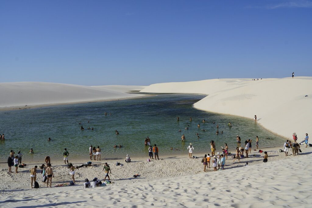 Com dunas brancas e água cristalina, os lençóis maranhenses parecem um sonho diante de seus olhos - Por Ernani Gomes Neves Filho / Wikimedia Commons