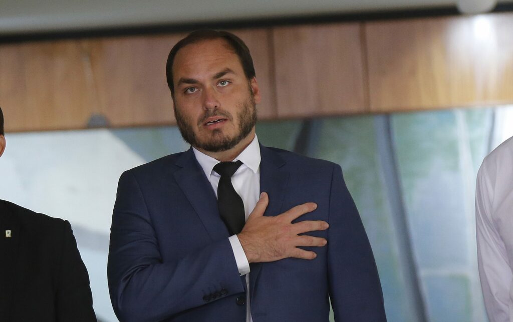 “O objetivo é enterrar Jair Bolsonaro vivo”, diz Carluxo