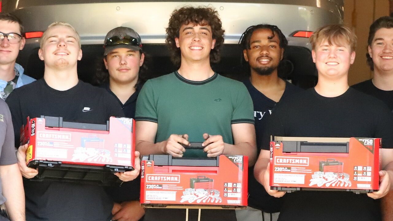 Estudantes reformam carros velhos para mães solteiras