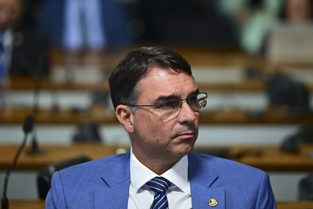 Flávio diz que vai conversar com Michelle para acabar com atrito