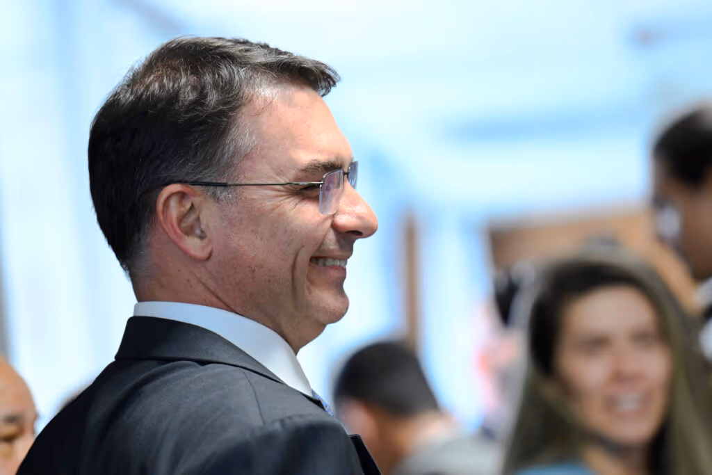 Justiça condena influencer que associou Flávio Bolsonaro ao nazismo