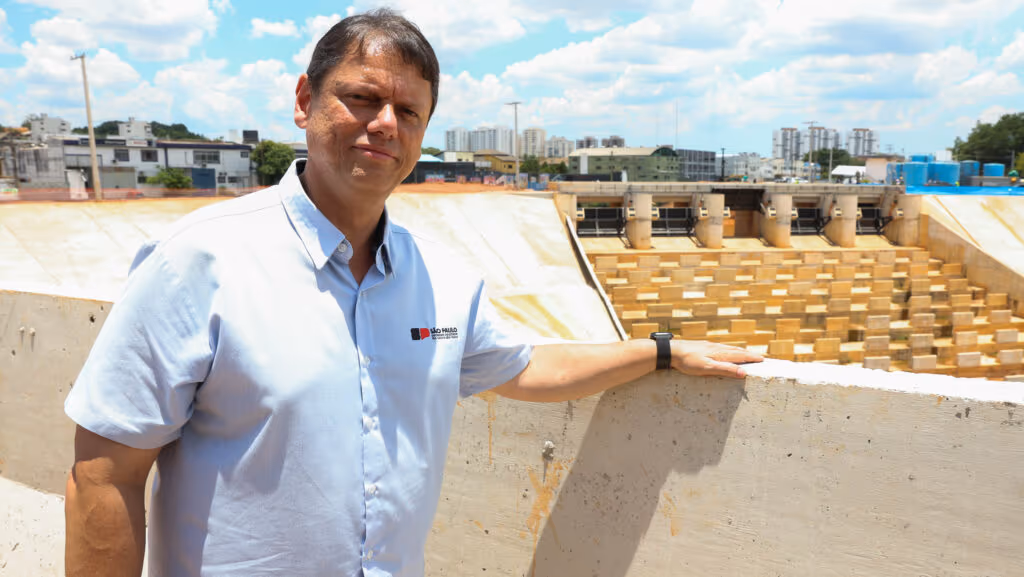 Tarcísio virou um Frankenstein invertido