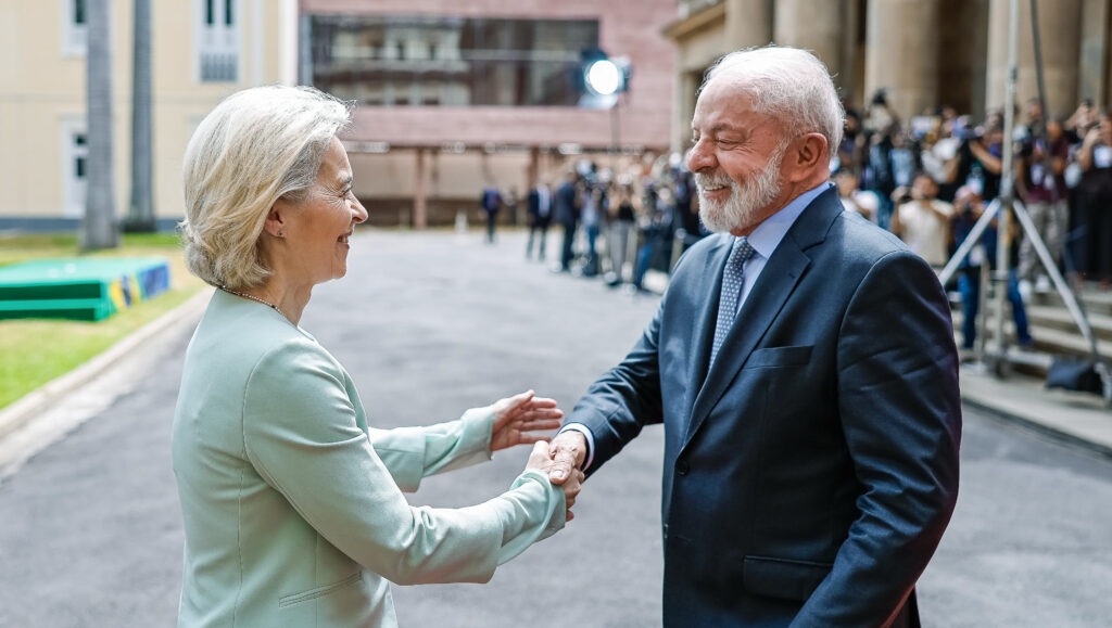 UE negocia terras raras com o Brasil, diz von der Leyen