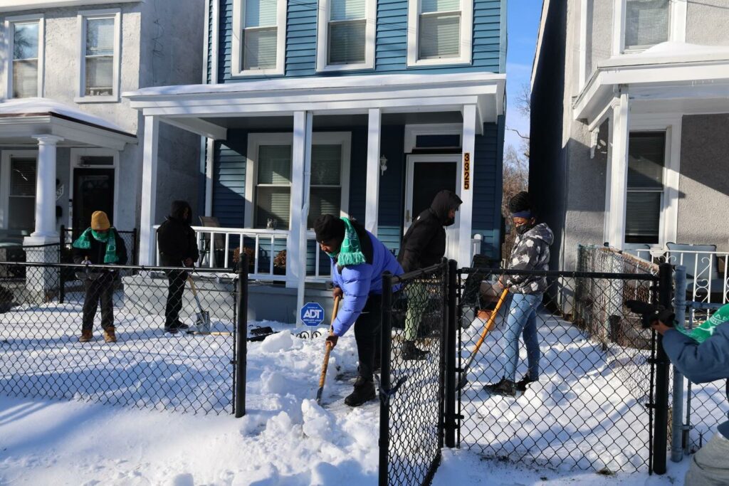 Heróis anônimos desafiam nevasca e salvam vizinhos em DC