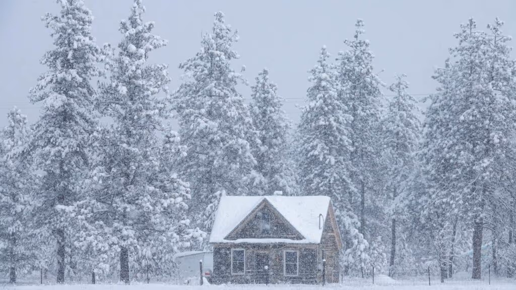 Alerta de tempestade histórica leva 2 estados a decretarem emergência