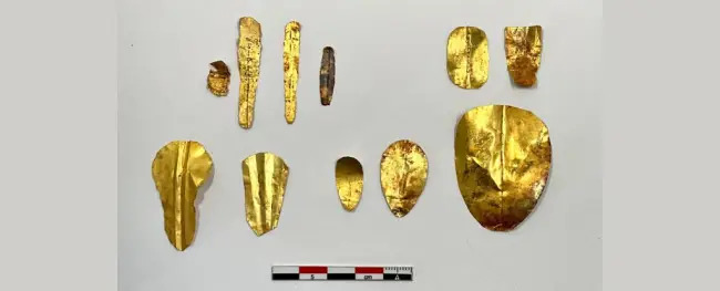 Arqueólogos descobriram 52 múmias em tumba no Egito e 13 delas possuíam língua de ouro