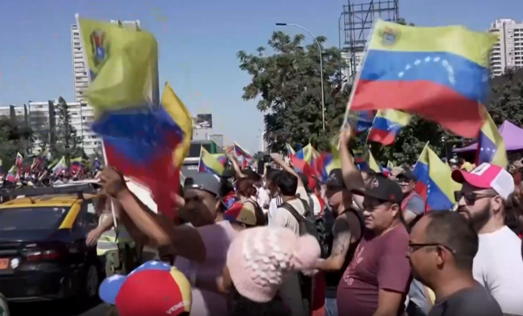 Comunidade venezuelana no Chile comemora captura de Maduro
