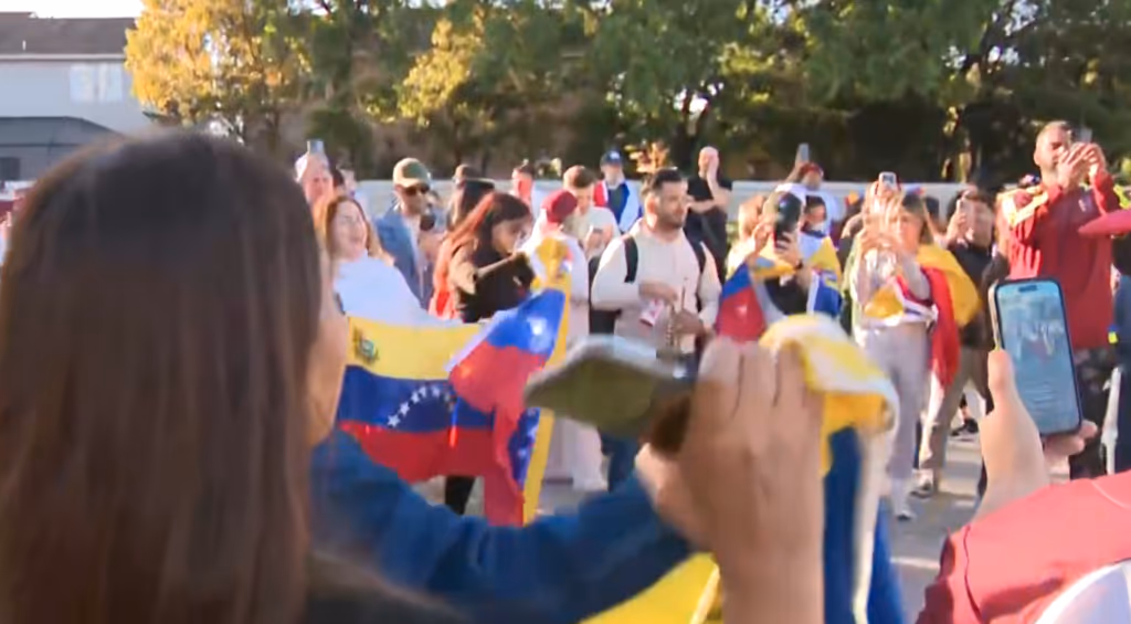 Venezuelanos festejam nas ruas da Flórida após captura de Maduro