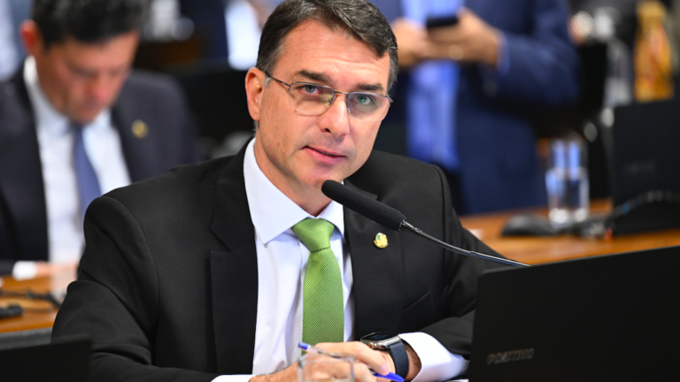 Flávio Bolsonaro usou recurso do Senado em viagem da pré-campanha à Presidência