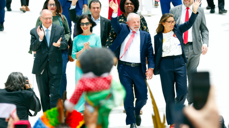 Lula se abraça ao passado