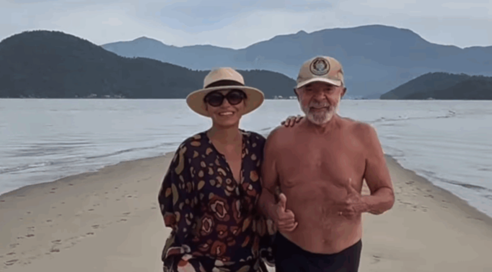 Lula de sunga na praia