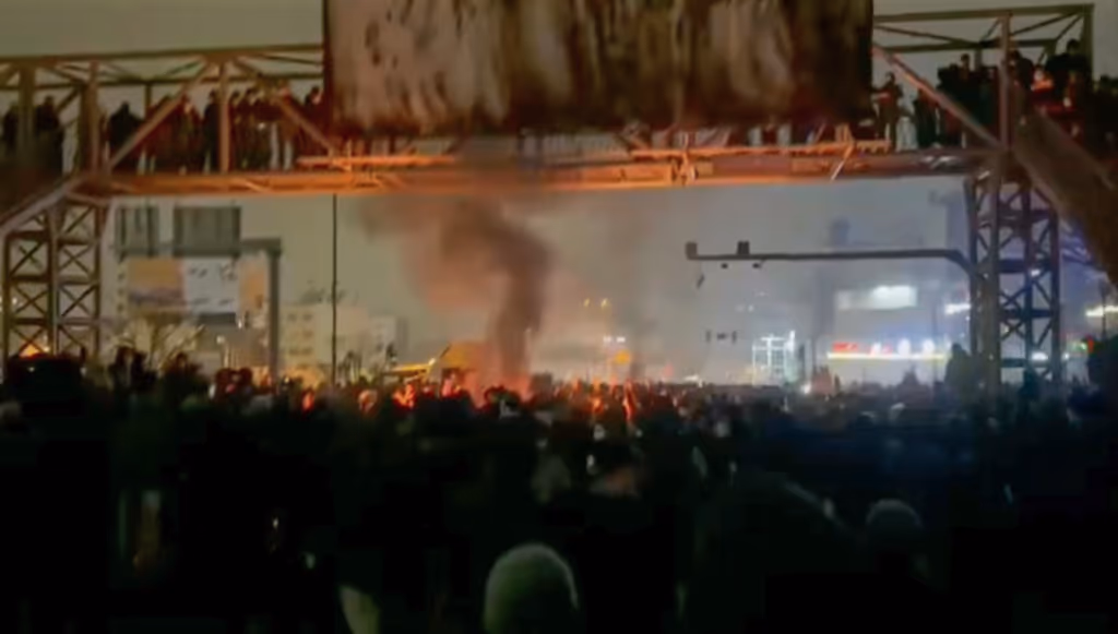 Número de mortos em protestos no Irã dispara