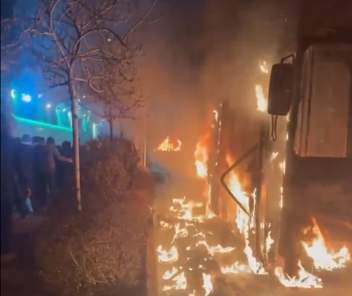 Vídeos mostram incêndios, tiros e confrontos em protestos no Irã