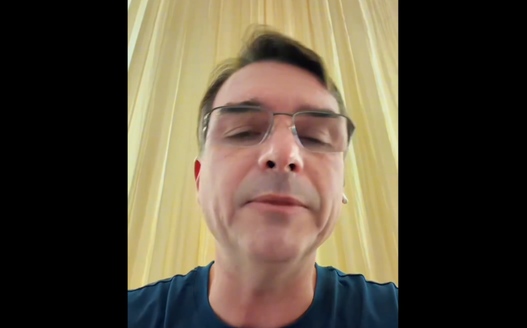 Flávio Bolsonaro cobra união da direita e cita Tarcísio e Michelle