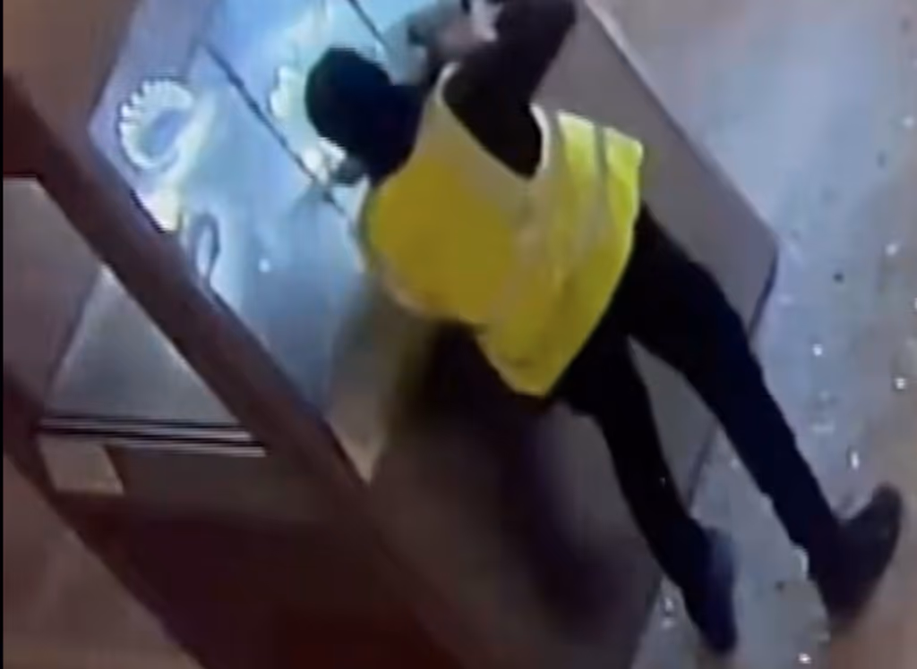 Vídeo inédito mostra roubo de joias no Museu do Louvre