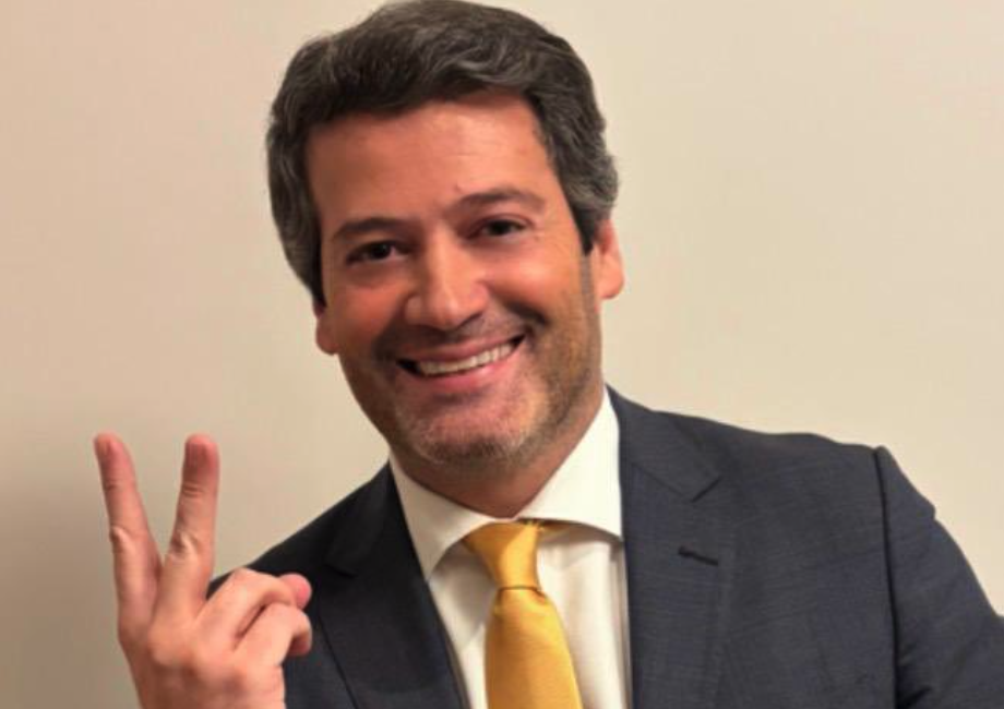 André Ventura vai a 2º turno contra socialista em Portugal, diz projeção