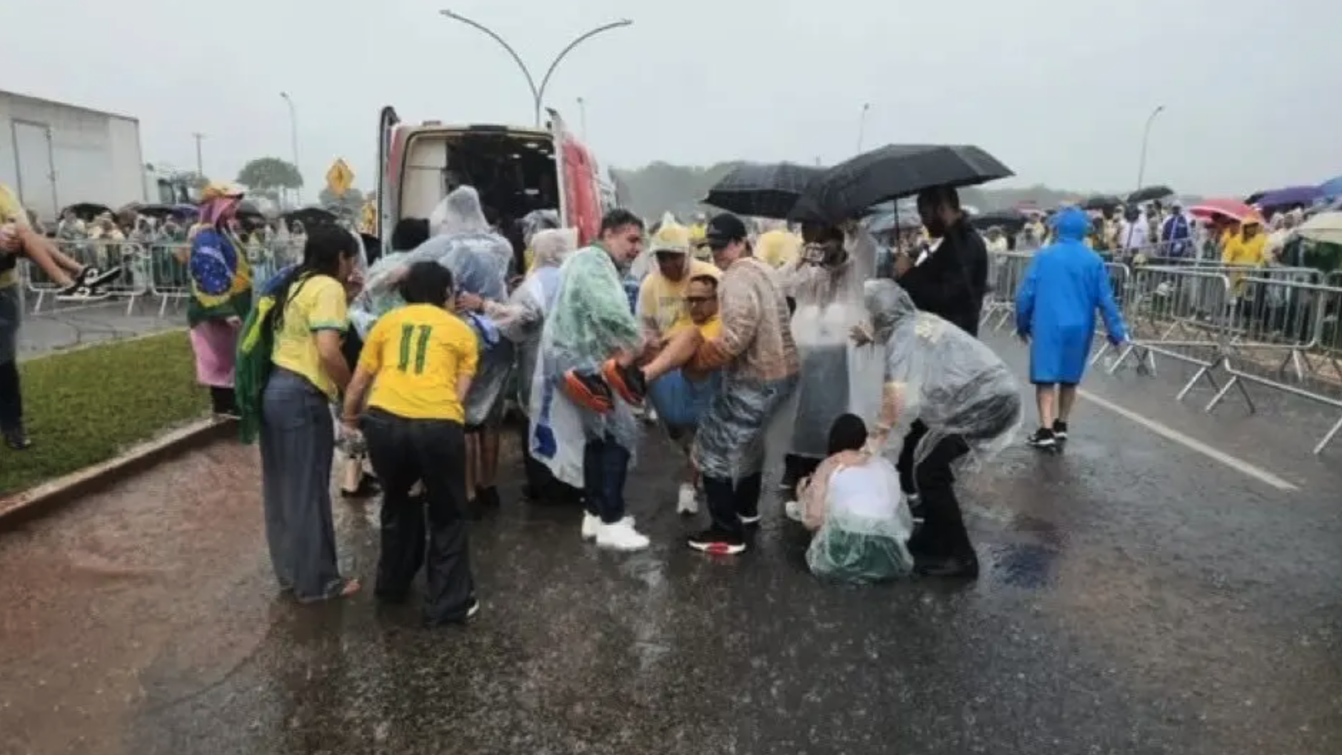 Mais de 70 pessoas são socorridas após raio atingir ato de Nikolas