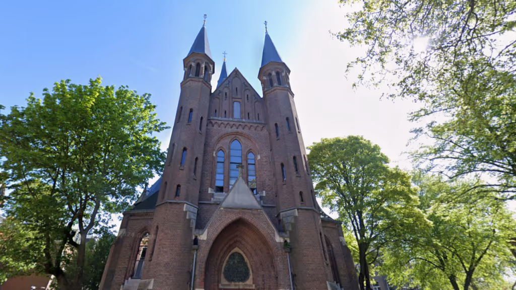 Incêndio destrói igreja histórica em Amsterdã