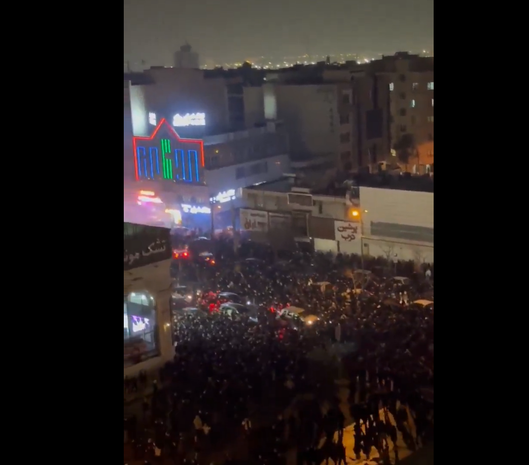 Iranianos tomam as ruas de Teerã após convocação de Reza Pahlavi