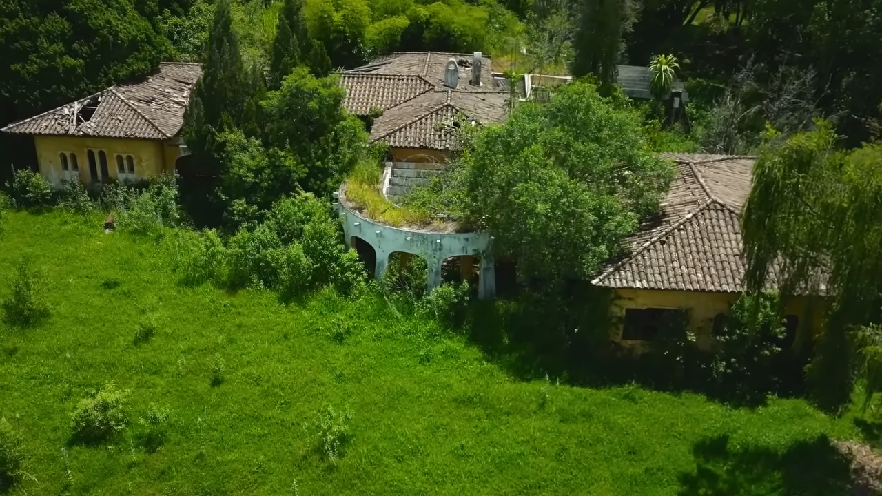 Mansão de luxo é abandonada no meio da floresta