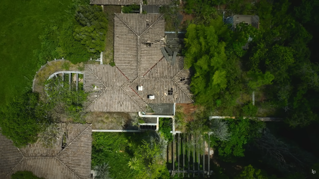 Mansão de luxo é abandonada no meio da floresta