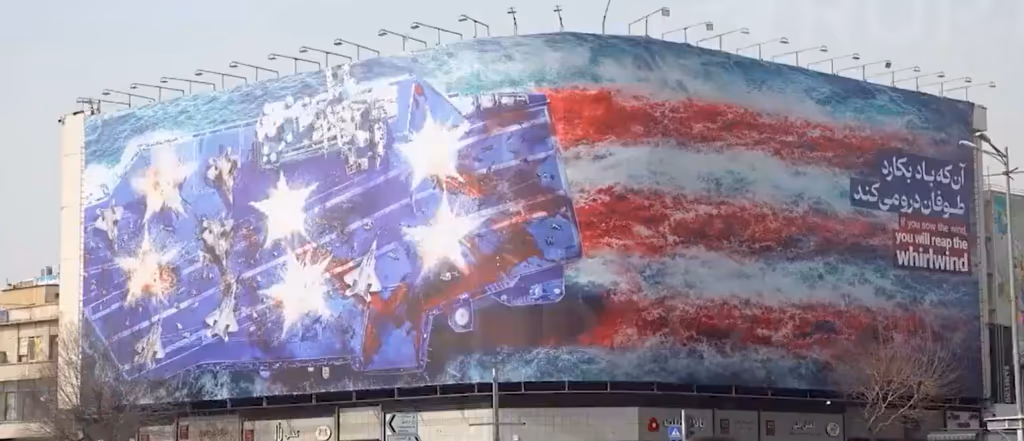 Crusoé: Irã exibe outdoor no centro de Teerã com porta-aviões americano destruído