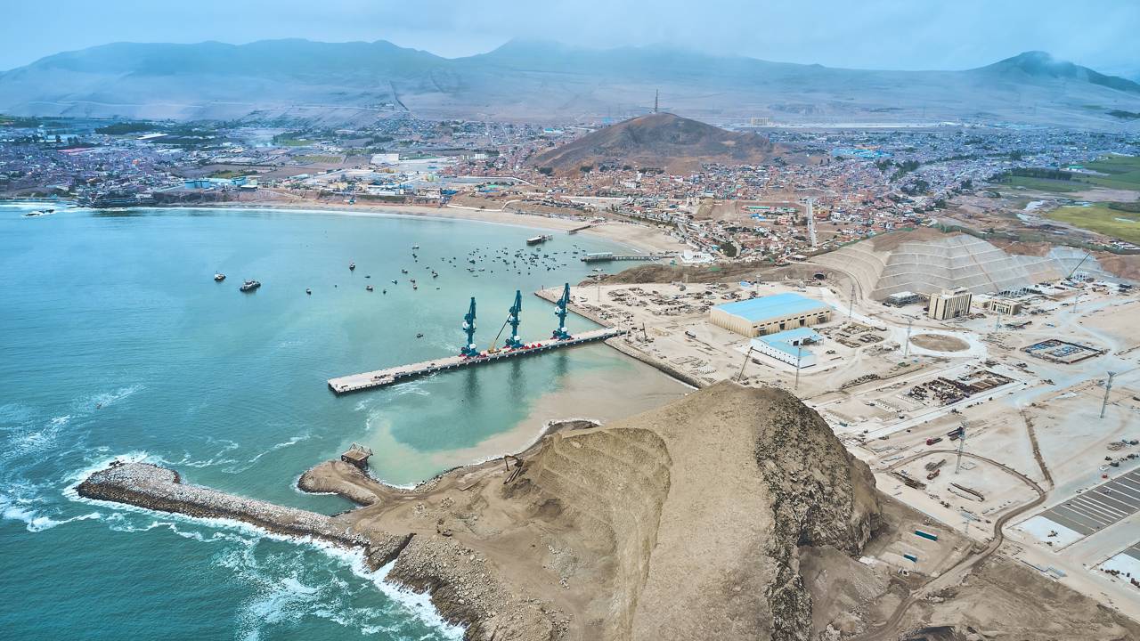 Arqueólogos encontram múmia de 1.000 anos com cabelo e objetos preservados