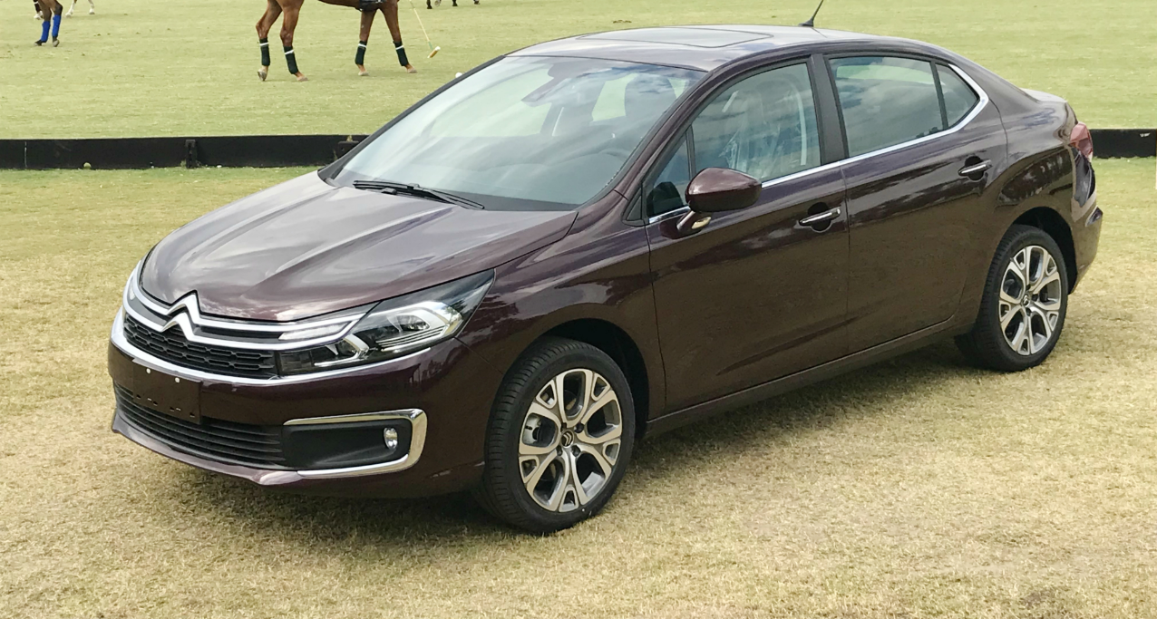 O sedã ignorado à toa que resolve o dilema de quem roda muito na rua