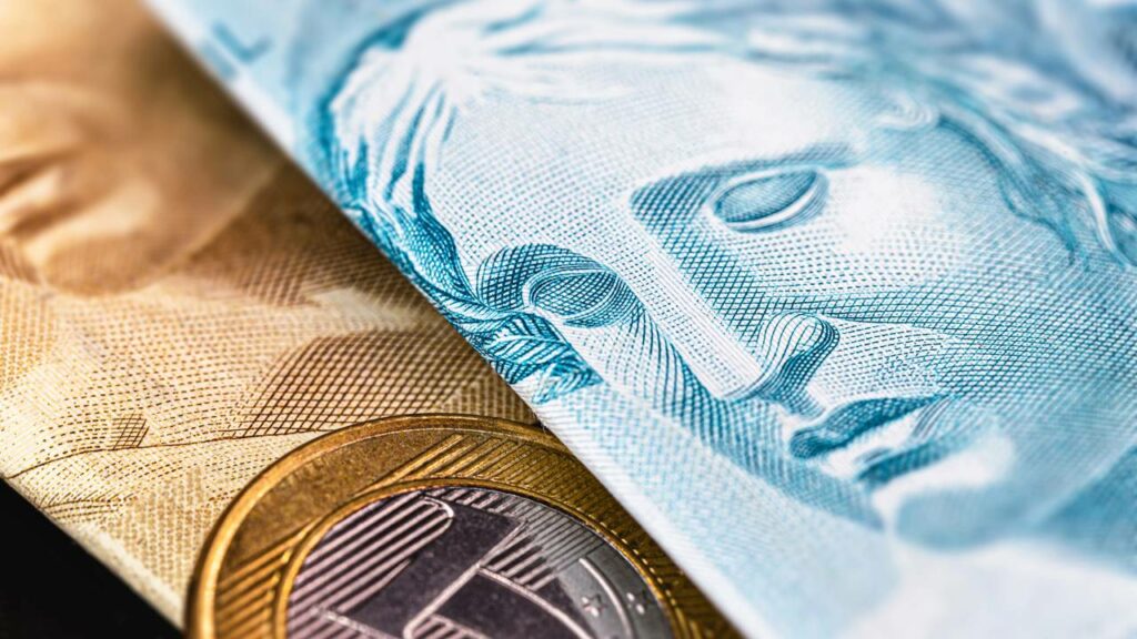 Como as diferentes classes sociais usam o seu dinheiro Pobre, classe média e rico