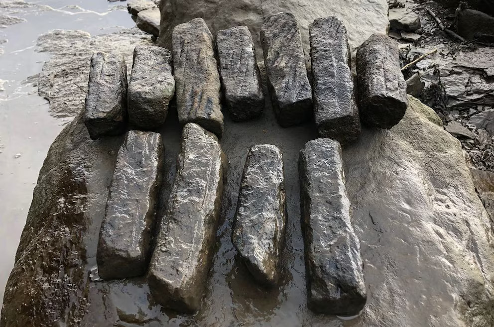 Descoberta de mais de 800 pedras de afiar romanas no norte da Inglaterra intriga a arqueologia
