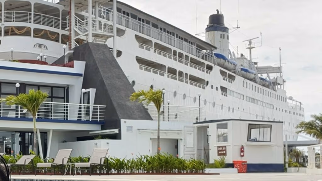 Navio encalhado de 1914 virou o hotel mais improvável e fascinante da Ásia
