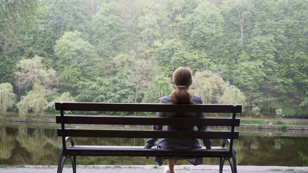 Escolher a solidão em vez da vida social não é um problema de personalidade, mas sim um sinal de autonomia emocional que fortalece o bem-estar psicológico, segundo um novo estudo publicado pela Scientific Reports