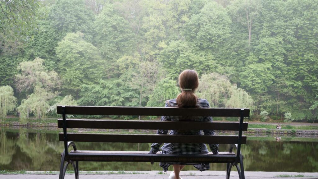 Escolher a solidão em vez da vida social não é um problema de personalidade, mas sim um sinal de autonomia emocional que fortalece o bem-estar psicológico, segundo um novo estudo publicado pela Scientific Reports