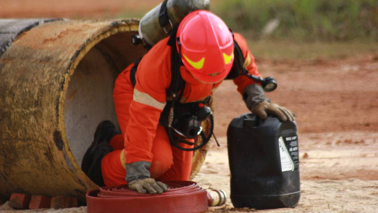 Essa é a competição para bombeiro mais sinistro que existe no mundo. E aí, vai encarar?