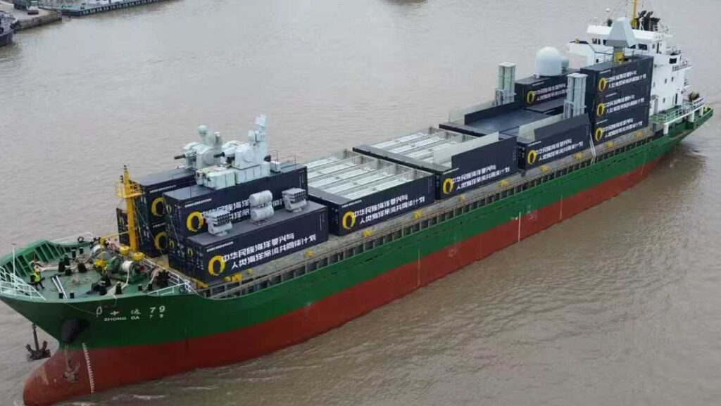 China transforma navio civil em plataforma de guerra com mísseis e radares