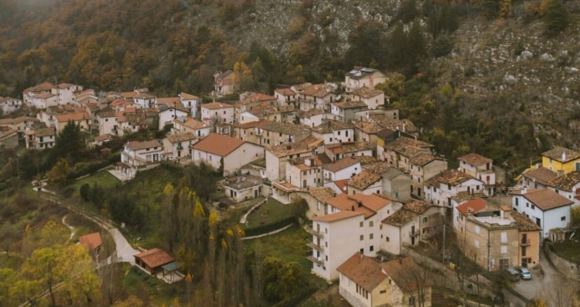 Vila tomada por gatos comemora nascimento do primeiro bebê em 30 anos