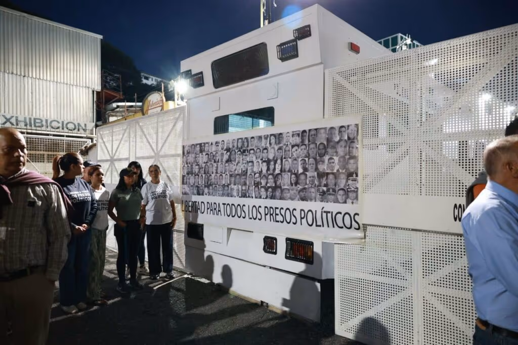 María Corina divulga vigília de familiares de presos políticos