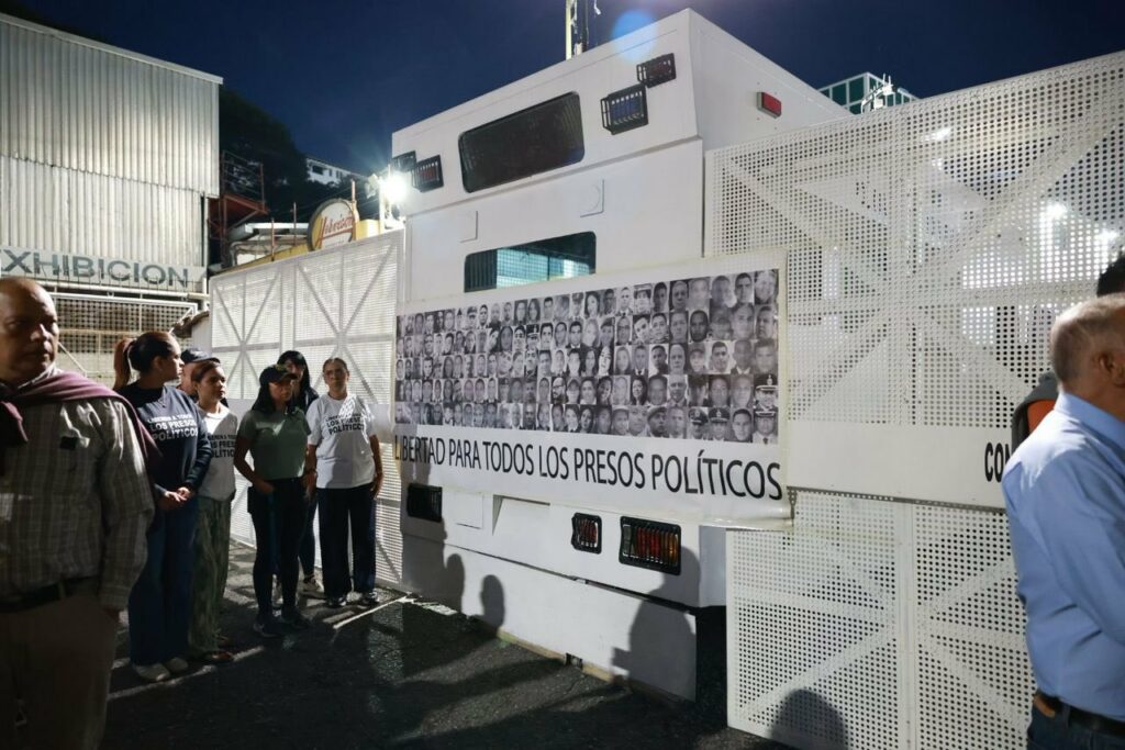 María Corina divulga vigília de familiares de presos políticos